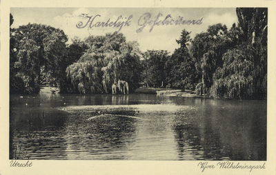 602485 Gezicht op de vijver in het Wilhelminapark te Utrecht.